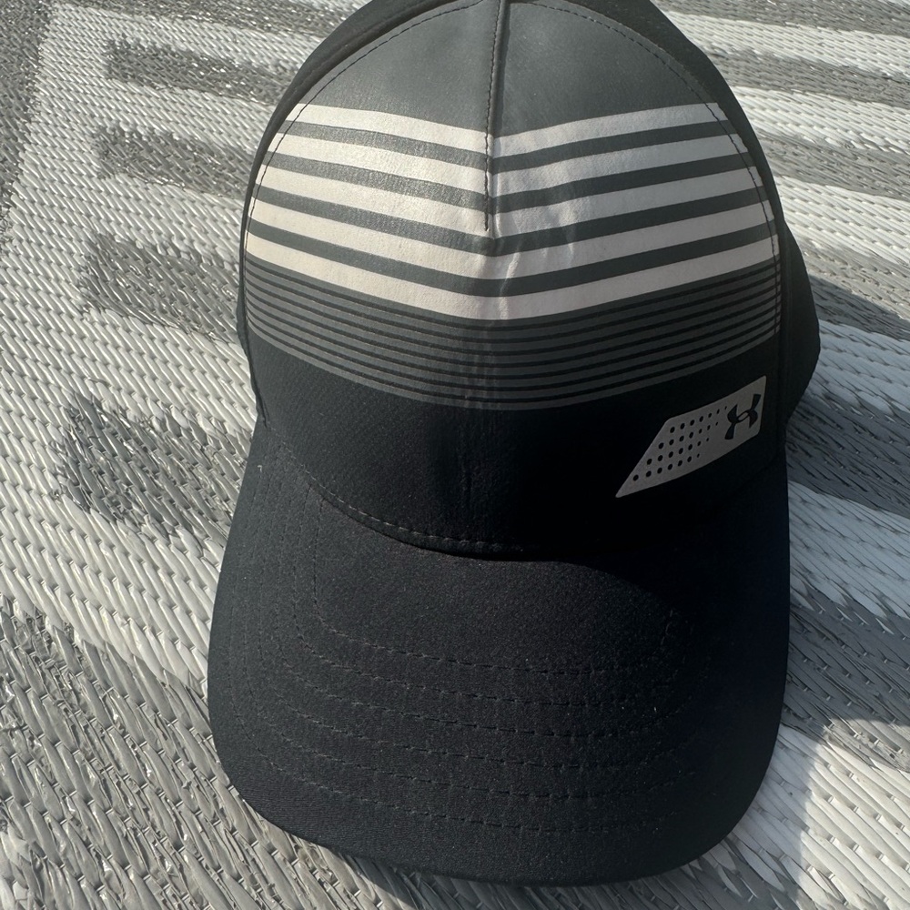 Under Armour youth cap - S/M. Black & grey. Fitted. Like new.